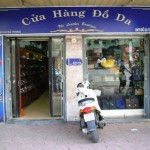 Cổng chính cửa hàng kỵ nhỏ