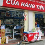 Cửa hàng lưng dựa cây lớn được hưởng bóng mát