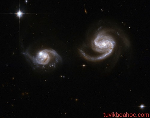 hubble-galaxy-pair-101124-02
