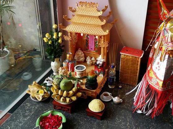 Cách thỉnh và trí đặt bàn thờ ông Địa, Thần Tài trong nhà mang lại tài lộc cho gia chủ