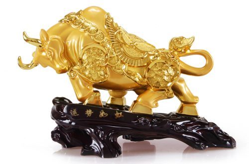Gia chủ tuổi này nên đặt tượng con trâu phong thủy này ở bàn làm việc để cát lợi, mang lại may mắn trong công việc.
