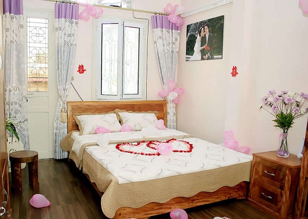 Treo ảnh cưới trong phòng ngủ