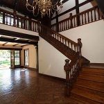 Kiêng kỵ vào cửa thấy cầu thang