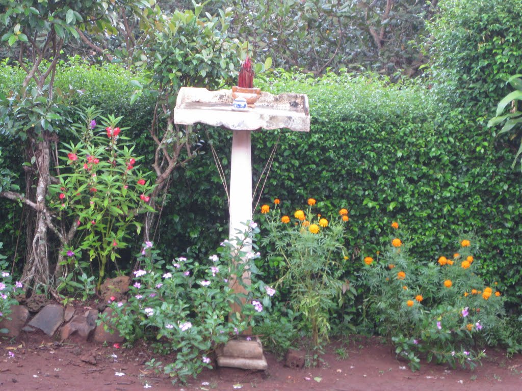 Bàn thờ Thiên đơn giản ngoài sân vườn