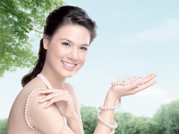 Phụ nữ da mặt trắng pha hồng