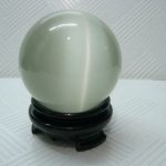 Cách chọn quả cầu đá mắt mèo phong thủy hợp mệnh
