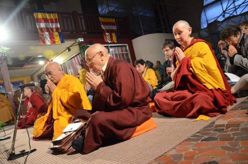 Nếu bạn là người theo tôn giáo hay phật giáo thì hãy kiên trì tụng kinh trì chú để vong siêu thoát không theo bạn nữa (ảnh minh họa)