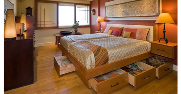 Tránh để quần áo dưới gầm giường