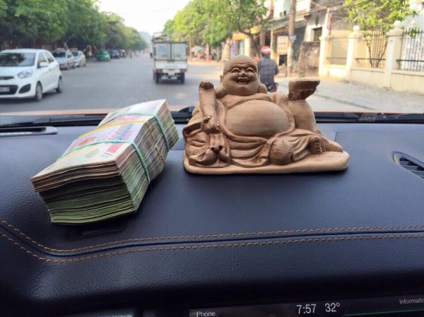 Đặt tượng Phật trên xe