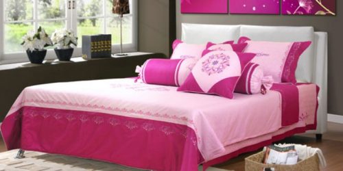 Mệnh Hỏa nên sử dụng chăn ga màu tím, hồng, đỏ cùng kết hợp với màu xanh vì thanh Mộc sinh Hỏa (ảnh minh họa)