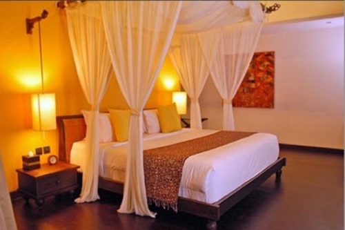 Bạn có thể treo đèn lồng ở 2 bên giường để sớm để nhằm đem khí dương tốt vào phòng ngủ