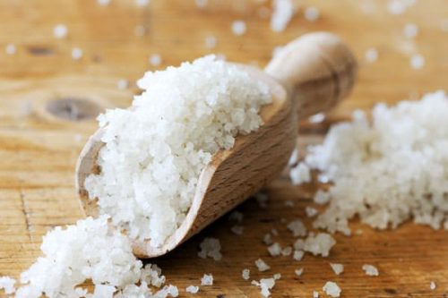Người mệnh Mộc nên mang theo muối hoặc nước