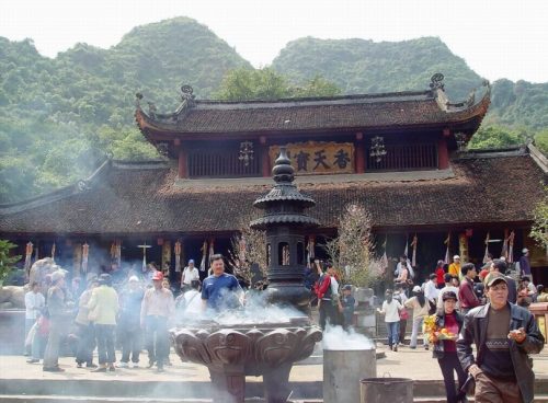 Sau khi cúng giao thừa người Việt có tục lệ đi đền, chùa để cầu xin và hái lộc