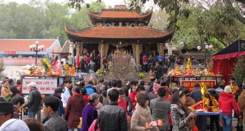 Thay vì xin cành lộc mang về, một số người sẽ xin quẻ hương mang về nhà