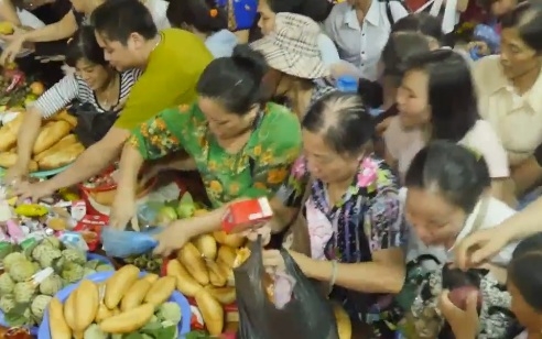 Khi đi lễ chùa bạn có thể lấy lộc bánh kẹo về hay là bật lửa nhưng nên nhớ không đặt lên bàn thờ nhà mình