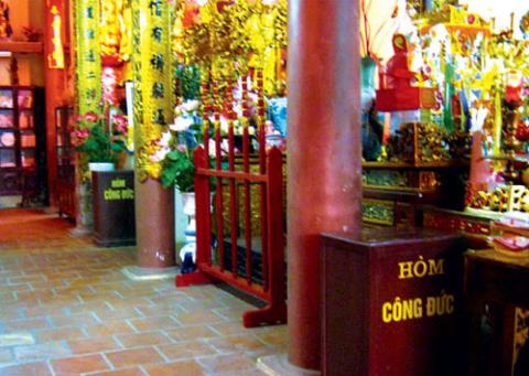 Bạn chỉ nên bỏ tiền thật vào hòm công đức, không nên đặt lên bàn thờ hay trên tay tượng phật