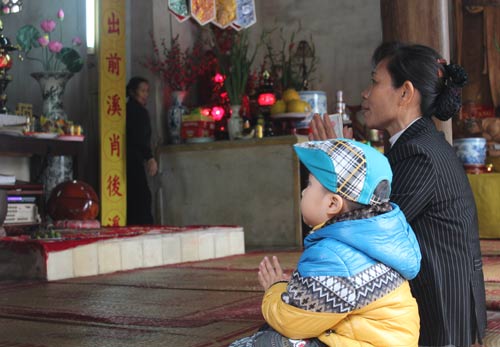 Khi đi lễ mang tre con theo cùng nên chú ý không cho trẻ chạy nhảy lung tung, sờ vào tượng phật, thần thánh (ảnh minh họa)