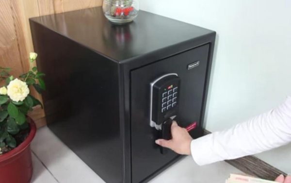 Két sắt đối diện với cửa
