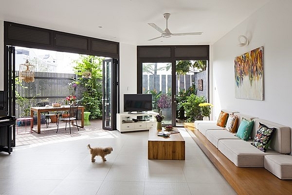 Phòng khách nhiều cửa