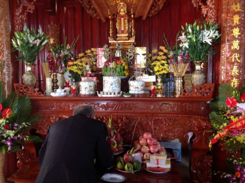 Khi chọn mua hoa huệ để dâng cúng bạn nên chọn hoa huệ ta và một màu để dâng cúng (ảnh minh họa)