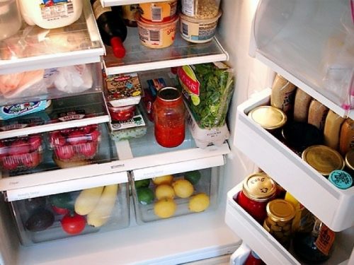 Tuyệt bạn đối không nên để đồ ăn dở, thiu, mốc hoặc hết hạn trong tủ lạnh