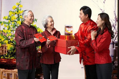 Xông nhà đầu năm là một trong những phong tục ngày Tết quan trọng ở Việt Nam