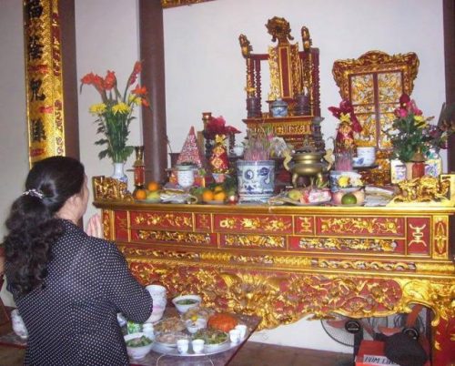 Gia chủ phải thắp hương xin phép ông bà tổ tiên cùng thần linh rồi mới lau dọn bàn thờ (ảnh minh họa).