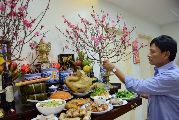 Đặt gà cúng hướng vào bát hương