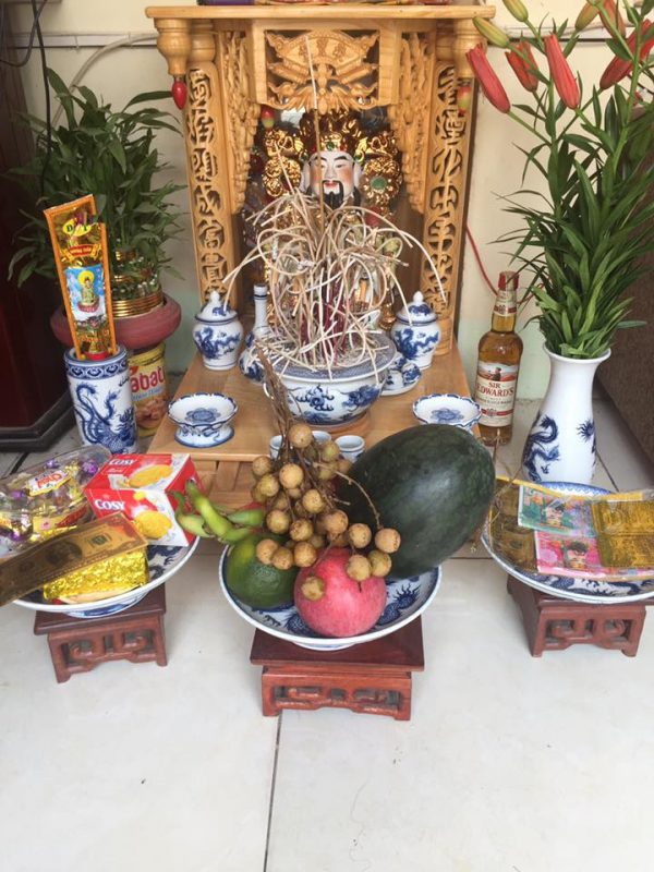 Tỉa chân hương bàn thờ Thần Tài