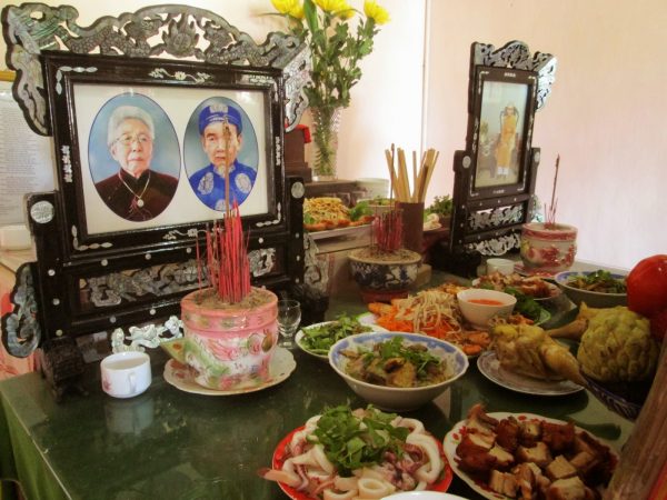 Làm giỗ cúng vong ai sẽ là người nhận được đồ cúng