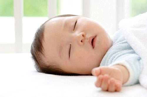 Không cho trẻ kê gối cao vì sẽ làm cho bé bị quẹo sang một bên hay ảnh hưởng đến cột sống của trẻ (ảnh minh họa).