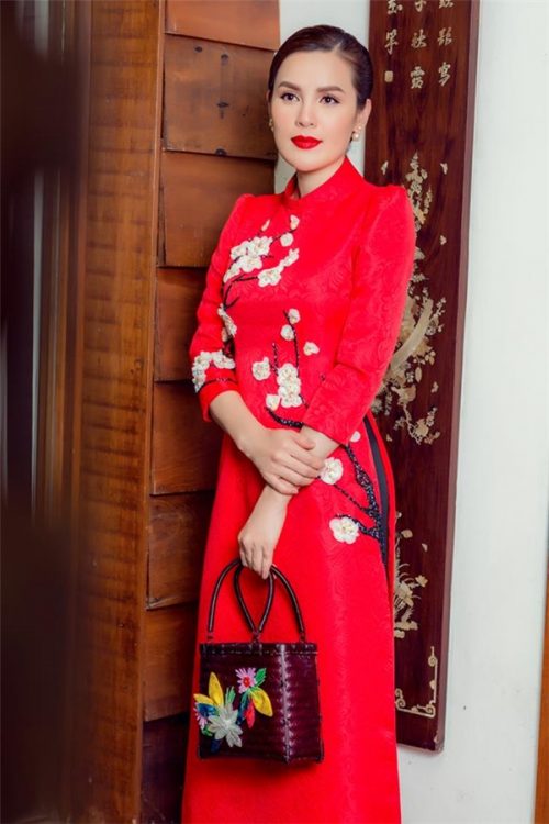 Mọi người nên chọn gam màu đỏ cho trang phục của mình. Thể hiện quyền lực và mang lại thành công, may mắn cho mọi người. Đồng thời màu đỏ còn có ý nghĩa khơi nguồn hứng khởi, nguồn năng lượng và khơi dậy niềm đam mê cho mọi người.