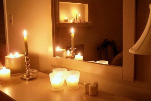 Vị trí đặt nến phong thủy ở đâu rất quan trọng, bởi mỗi vị trí lại gắn với một màu sắc và yếu tố tương ứng phù hợp. Đồng thời, ở mỗi màu sắc hay vị trí đều mang ý nghĩa mục đích khác nhau cho gia chủ (ảnh minh họa).