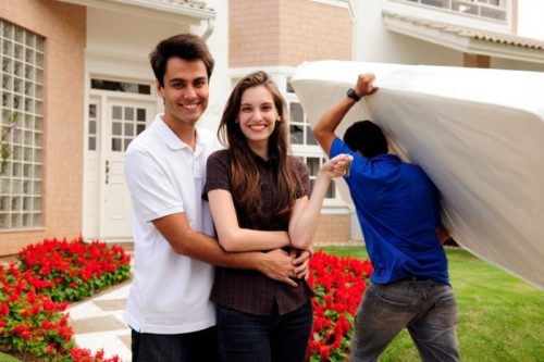 Điều lưu ý là khi mọi người chuyển về nhà mới là điều hỷ. Chính vì thế, không nên giận dữ hay đánh mắng người khác đặc biệt là trẻ con (ảnh minh họa).
