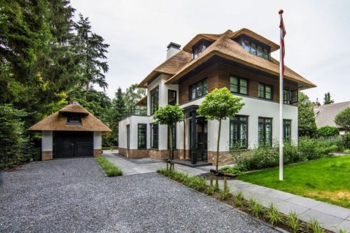 Vị trí nhà phải đảm bảo thông thoáng, có cửa chính và các cửa sổ đón ánh sáng tốt. Giúp cho ngôi nhà của bạn có nguồn năng lượng dồi dào, đón cát khí và khí được luân chuyển thường xuyên và liên tục (ảnh minh họa).