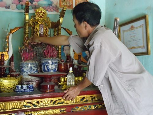 Nhiều gia đình làm lễ xin phép ông bà tổ tiên dọn dẹp sửa sang lại bàn thờ khi làm lễ cúng ông Táo luôn. Tuy nhiên, có gia đình thì lại làm riêng hai lễ, một lễ cúng táo quân trước còn lễ xin phép thần linh dọn dẹp là sau (ảnh minh họa).