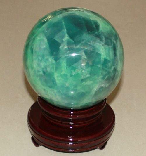 Gia chủ tuổi Nhâm Ngọ cần đặt quả cầu phong thủy trên bàn làm việc để xua đuổi tà khí. Thu hút tài vượng và nâng cao quyền lực của mình trong sự nghiệp.