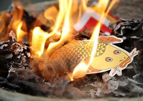 rên thực tế việc cúng cá chép bằng giấy hay thật đều được miễn sao cái tâm mình thật là được. Tuy nhiên, nếu gia đình nào có điều kiện thì dùng ác chép thật cũng thì tốt hơn thôi. Cá chép thật thì sẽ mang ý nghĩa phóng sinh nếu mọi người biết thả đúng cách (ảnh minh họa).