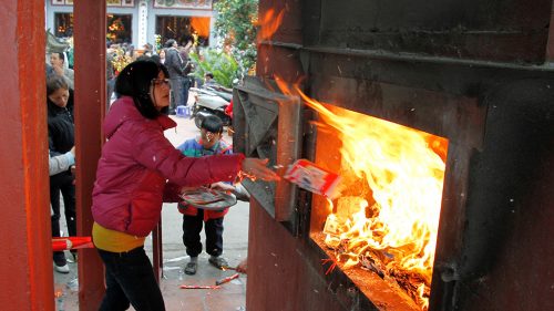 Ở các chùa lớn việc đốt vàng mã rất nhiều, có chỗ xây xi măng cho đốt, có chỗ có cả thùng phi lớn (ảnh minh họa).