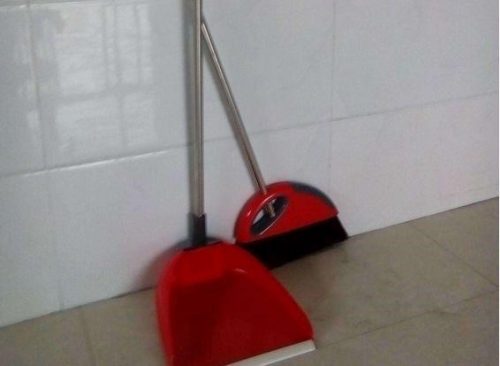 Trong phong thủy, không nên để chổi ở góc nhà vệ sinh vì nơi này luôn tập trung nhiều chất bẩn (ảnh minh họa).
