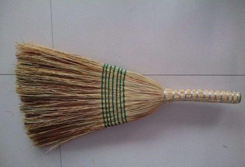 Nếu phòng khách để chổi quét nhà sẽ tích tụ khí xấu ám theo mọi người trong nhà (ảnh minh họa).