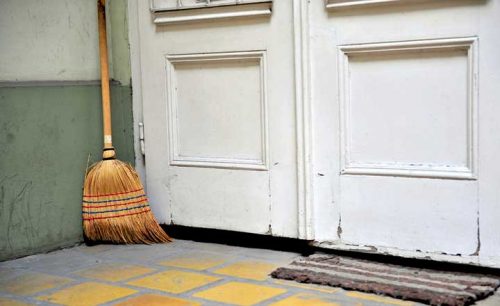Nhiều gia đình để chổi ở 2 mặt của cánh cửa nơi ra vào để tiện cho việc sử dụng chổi. Tuy nhiên, đây lại là sai lầm trầm trọng của chúng ta mà không hề hay biết (ảnh minh họa).