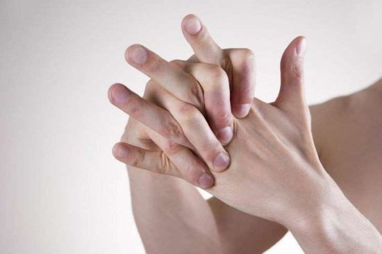 Nói chuyện hay bẻ ngón tay kêu răng rắc